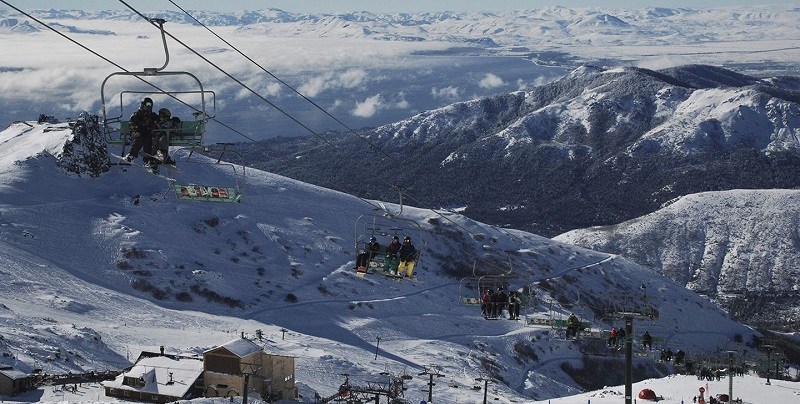 Tragedia en Bariloche: un operario murió mientras intentaba arreglar una aerosilla en el Cerro Catedral