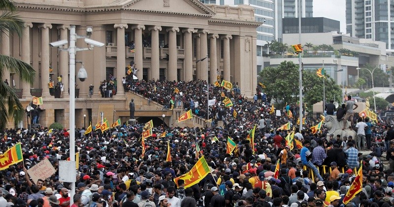 Impactante: miles de manifestantes asaltaron la residencia del Presidente en Sri Lanka