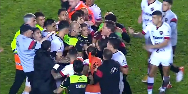Escandaloso final: los jugadores de Patronato a las piñas con la policía y la tremenda frase de Sava