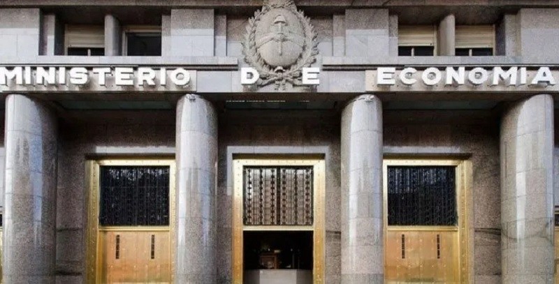 Fuerte señal fiscal para evitar una devaluación, pero dudas en el frente político