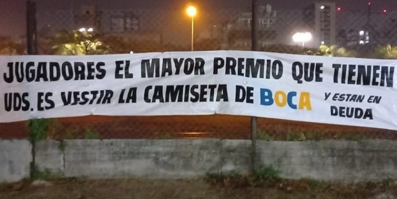El durísimo pasacalle contra los jugadores de Boca que pusieron cerca de la Bombonera y luego retiraron