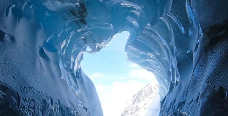 ¿Cuál es el curioso origen de las misteriosas cuevas de cristal de Islandia?