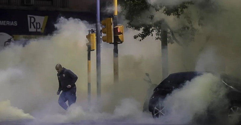 Graves incidentes en Independiente entre hinchas y la policía