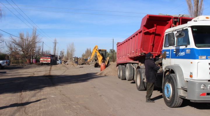 Vialidad provincial mejora las calles céntricas y rurales del Departamento