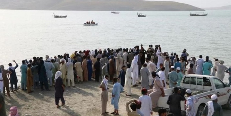 Festejaban una boda y el barco naufragó: más de 20 muertos y decenas de desaparecidos en Pakistán