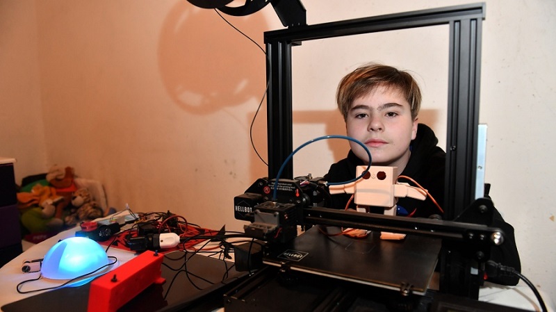 Con 11 años, es un “genio” de la electrónica y armó un taller en su habitación