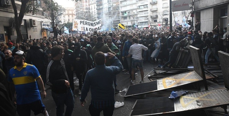 Tensión en Recoleta: manifestantes derribaron las vallas y hubo incidentes