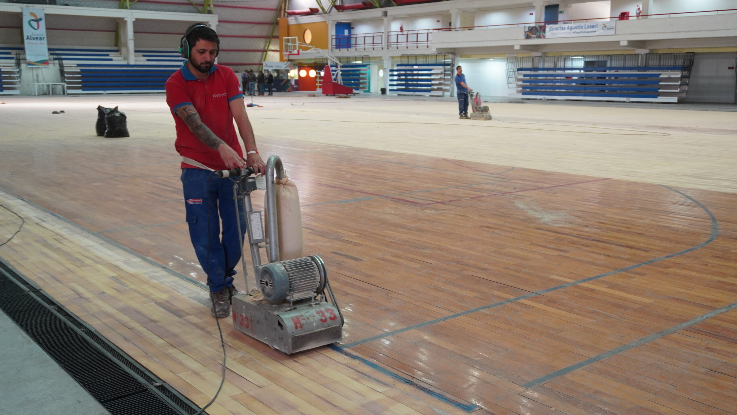 Se está reparando el piso flotante del Polideportivo Deportistas Alvearenses