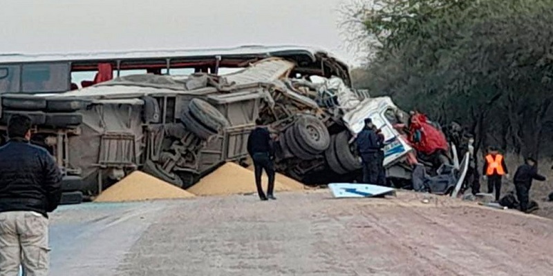 Tragedia en Santiago del Estero: seis personas murieron tras el choque entre un micro y un camión