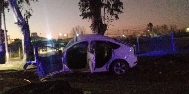 Dramático accidente: una mujer perdió el control de su auto, chocó contra un árbol y murió junto a su hijo