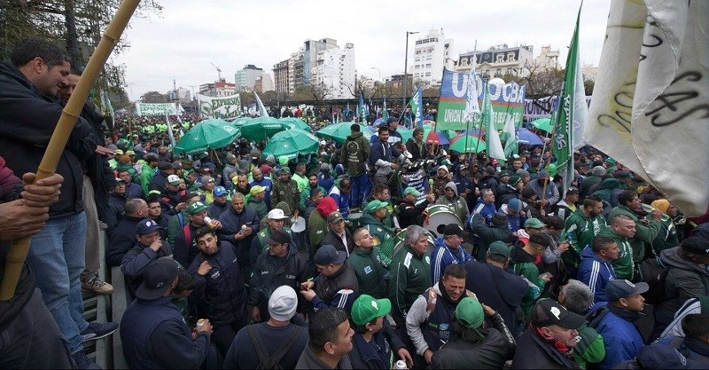 Un guía argentino llevó a un grupo de italianos a una manifestación para que hicieran “turismo piquetero”