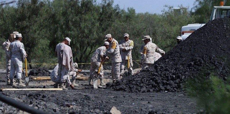 Desesperada búsqueda de 10 mineros que están atrapados y sin comunicación hace más de 34 horas