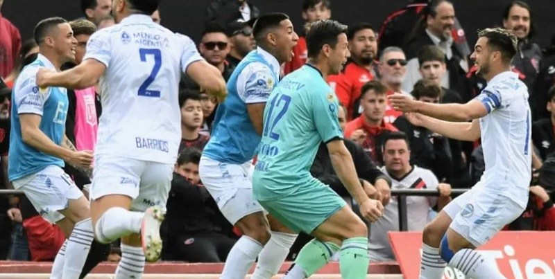 Godoy Cruz le ganó a Newell’s en Rosario y sigue en la pelea