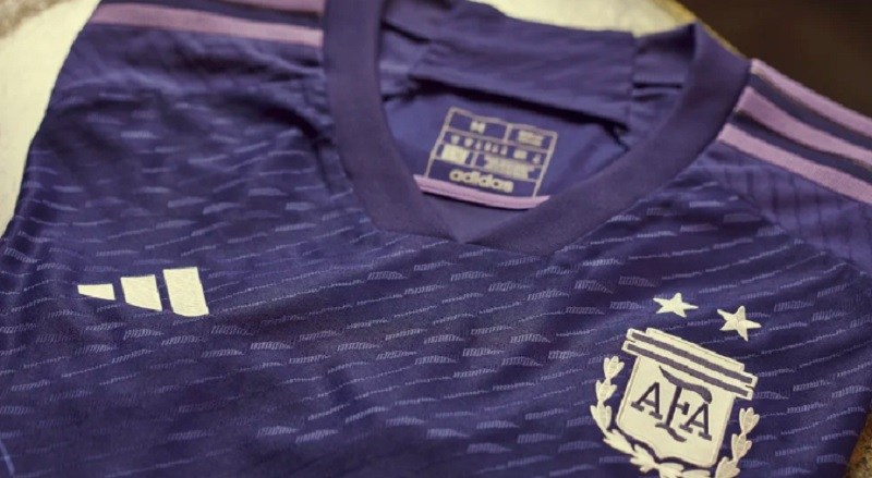 Presentaron la camiseta alternativa de la selección argentina para el Mundial