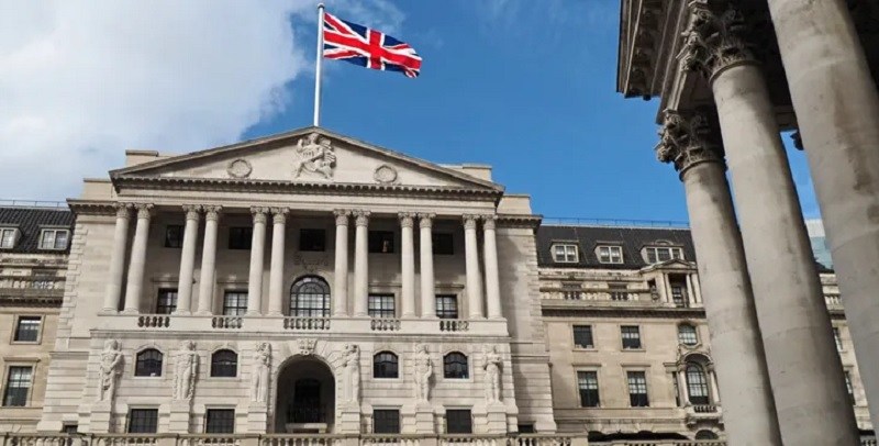 El Banco de Inglaterra subió medio punto la tasa de interés, la mayor alza en 27 años