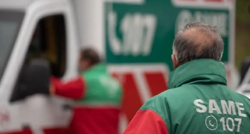 Palermo: una ambulancia que iba a atender a heridos de un choque cruzó en rojo y mató a un motociclista