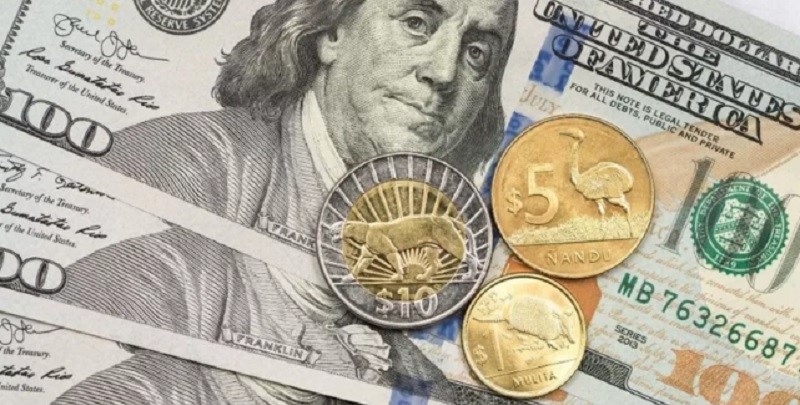 Uruguay tiene la moneda que más se fortalece frente al dólar en América Latina (y cuáles son los pros y contras)