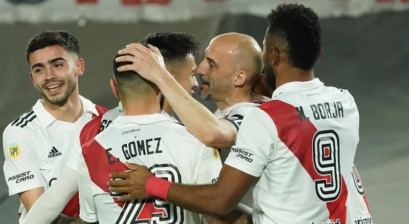 River goleó a Newell’s y sigue en la pelea