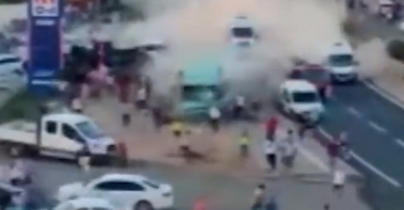 Un camión se quedó sin frenos, atropelló a una multitud y mató a 16 personas