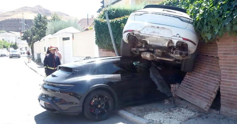 En un aparatoso accidente, una conductora chocó dos Porsche de la familia y destruyó la pared del vecino