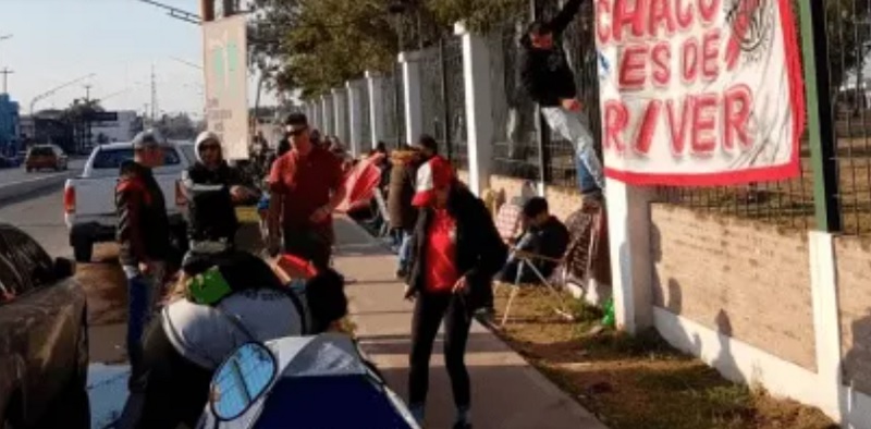 Locura por River en Chaco: los hinchas acampan para conseguir una entrada para la Copa Argentina