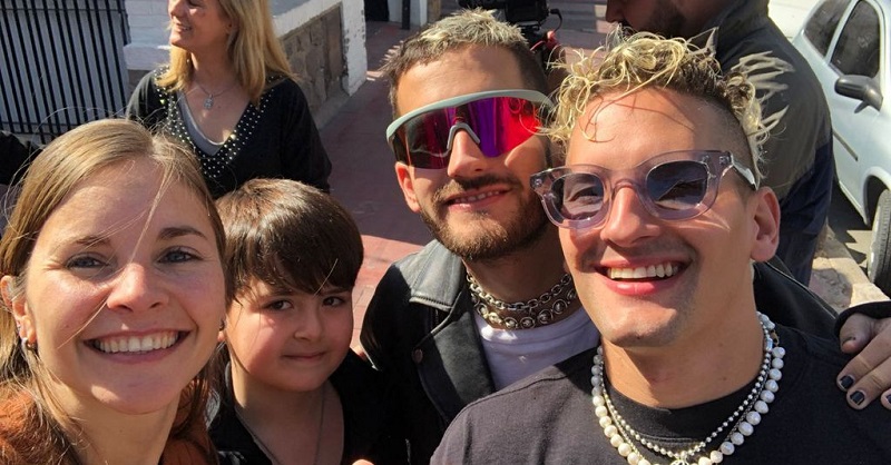 Mau y Ricky fueron hasta una escuela de Godoy Cruz para sorprender a un fanático