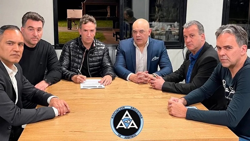 La amenaza de los árbitros para evitar las críticas generó polémica en el fútbol argentino
