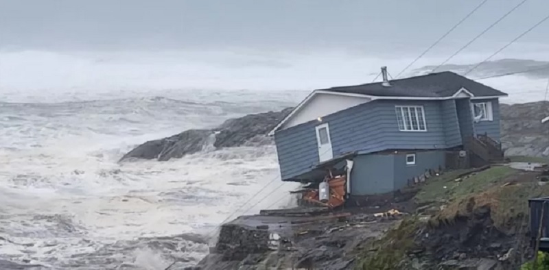 La tormenta Fiona deja casas arrastradas al mar y a miles de personas sin electricidad tras su “histórico” paso por Canadá