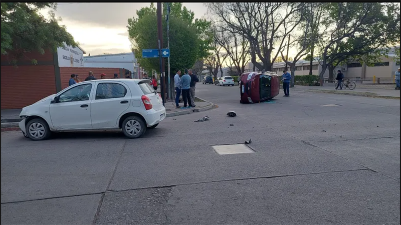 Dos menores resultaron lesionadas tras un choque entre automóviles