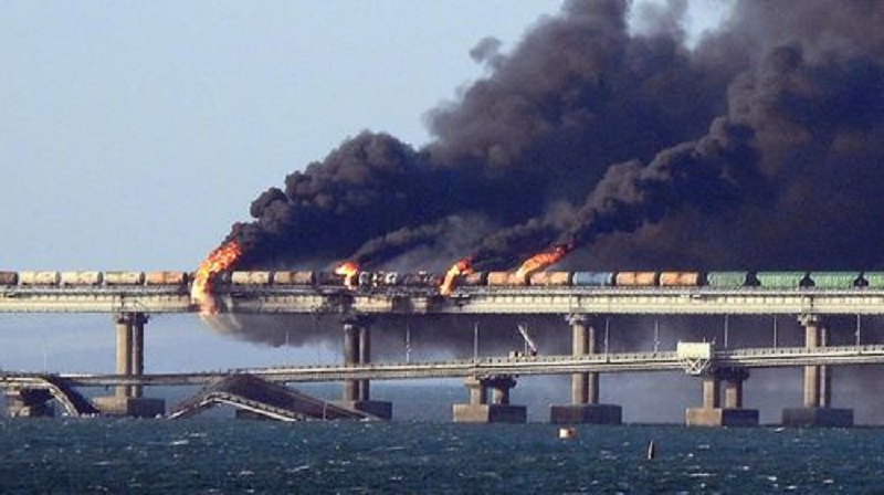 Una gran explosión sacudió el puente de Crimea y Rusia denunció que fue causada por un coche bomba