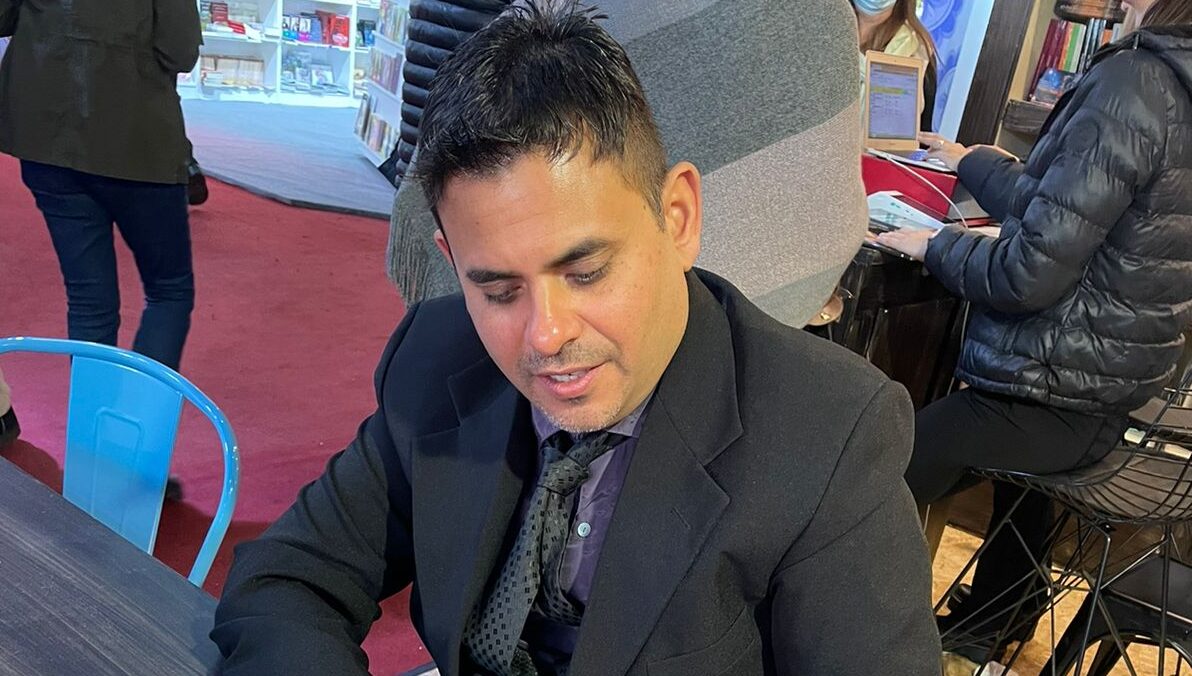 El escritor Carlos Vega se prepara para presentar su nuevo libro