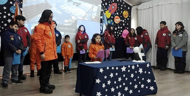 En un hecho “histórico” alumnos de la Base Esperanza conversaron con un astronauta
