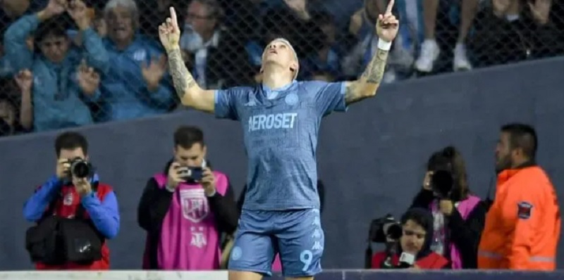 Racing derrotó a Atlético Tucumán en un duelo clave y quedó a un punto de Boca