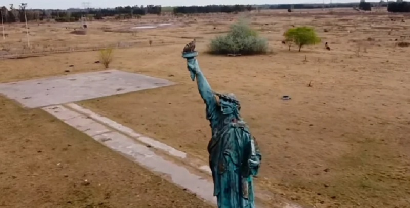 El misterio de la Estatua de la Libertad escondida en un campo del conurbano bonaerense