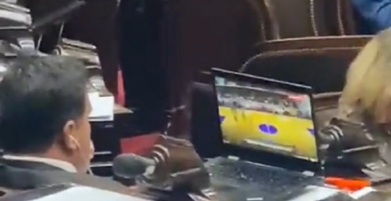 Un diputado miró un partido de básquet en pleno debate del Presupuesto 2023