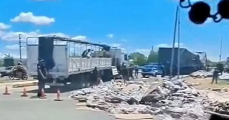 Sólo se consigue en Córdoba: volcaron en la misma esquina un camión de fernet y luego otro de cola