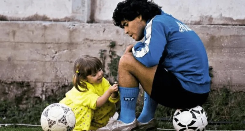 Maradona cumpliría 62 años: de la emotiva canción de Dalma a los saludos del fútbol