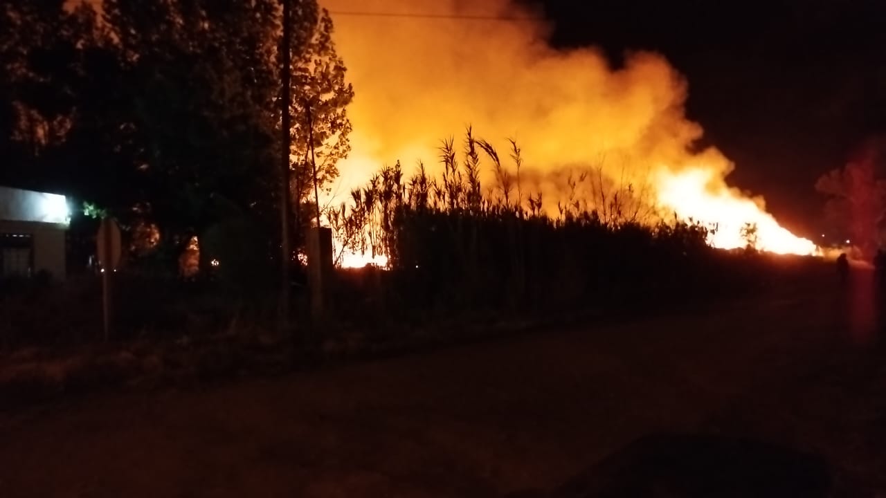 Vecinos en vilo por un incendio de grandes proporciones