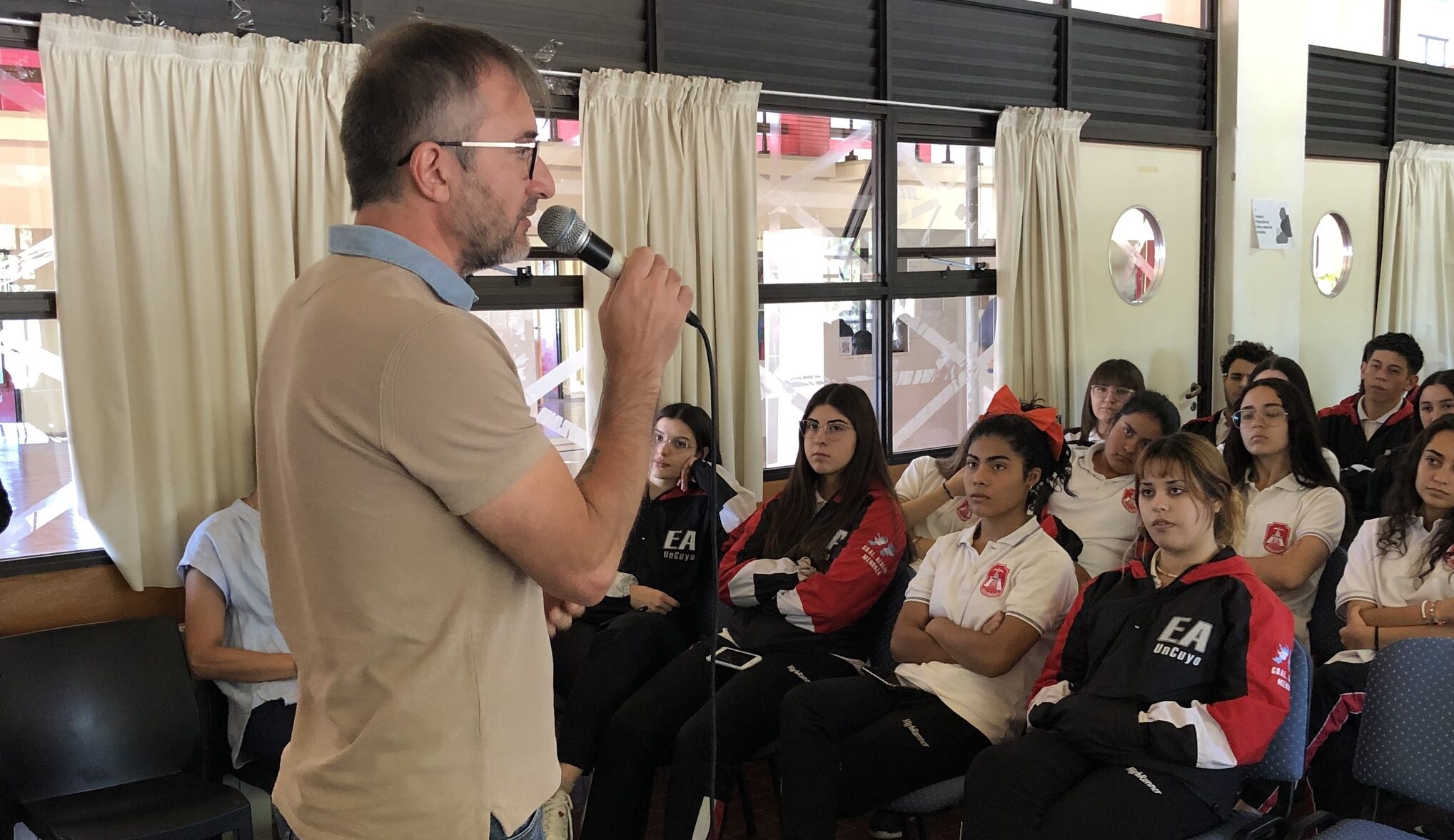 El destacado científico Nahuel Villegas visitó la Escuela de Agricultura