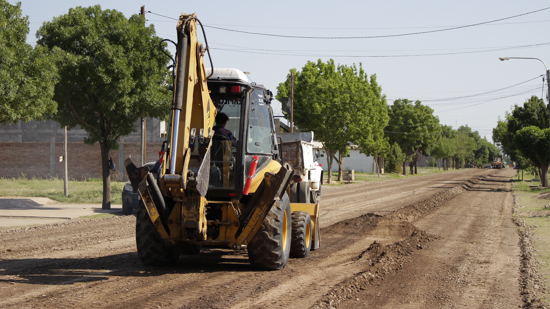 Continúan las obras de asfalto en Alvear Oeste