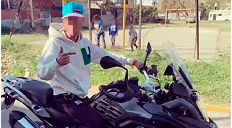 Las motos de alta gama que se roban en el Conurbano se exhiben como trofeos en las redes y después se queman
