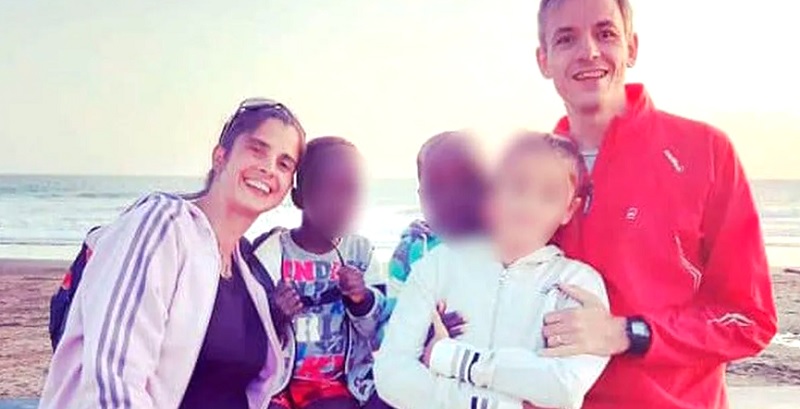 Detuvieron al matrimonio que adoptó mellizos africanos y luego los abandonó en una comisaría