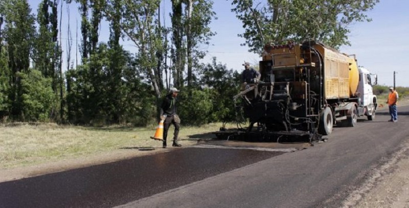 Más asfalto para los caminos rurales de General Alvear
