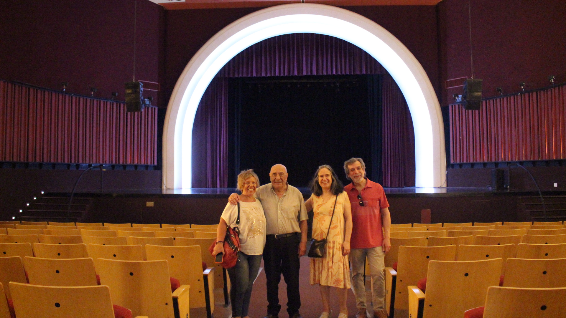 Con emoción, la familia Simón recorrió el edificio del Cine Teatro Antonio Lafalla
