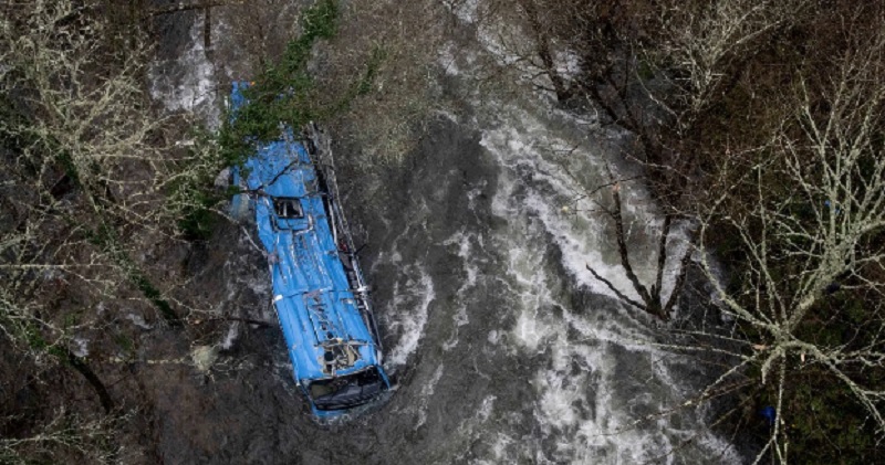 Tragedia en España: un micro cayó más de 40 metros sobre un río y murieron 6 personas