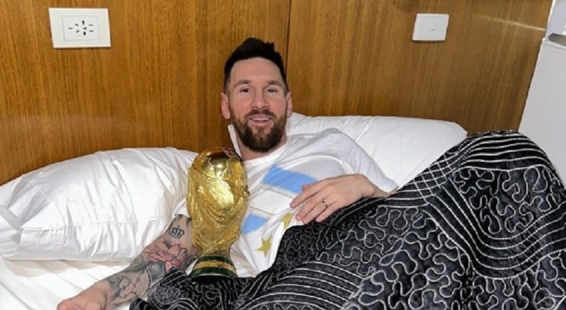 Messi arrancó su martes con el mate y a pura Copa