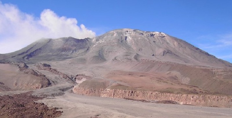 Elevan a naranja la alerta por el volcán Láscar, en el norte de Chile