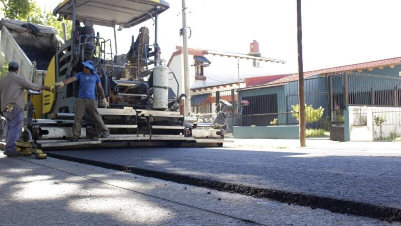 Alvear continúa trabajando en obras de asfalto que benefician a los vecinos