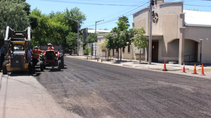 Continúan las obras de asfalto en todo el departamento