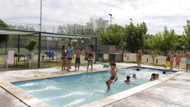Las colonias municipales realizan actividades deportivas, recreativas y natación